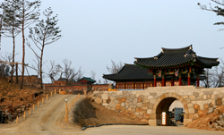The gate at Yang Yang Temple